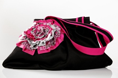 Torba s svileno rožo (črno - roza)