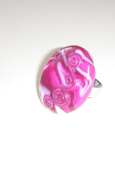 Unikaten, ročno izdelan roza prstan.