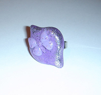 Unikaten, ročno izdelan vijolično-srebrn prstan z motivom metulja.