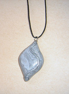 Unikaten, ročno izdelan obesek v barvi srebrnega peska za moške.